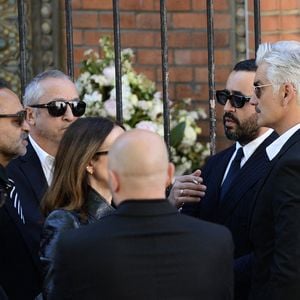 De nombreuses personnalités se sont également déplacés pour dire au revoir à leur amie. 

Huski Kihal, Jonathan Cohen et François Vincentelli - Arrivées aux obsèques de Nadia Farès en l'église Saint-Jean-de-Montmartre à Paris, le 24 avril 2026. N.Farès est décédée le 17 avril 2026 quelques jours après un "incident cardiaque" survenu le 12 avril 2026 dans la piscine du complexe sportif, Blanche (9ème).
© Clément Prioli / Bestimage