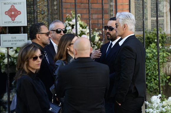 De nombreuses personnalités se sont également déplacés pour dire au revoir à leur amie. 

Huski Kihal, Jonathan Cohen et François Vincentelli - Arrivées aux obsèques de Nadia Farès en l'église Saint-Jean-de-Montmartre à Paris, le 24 avril 2026. N.Farès est décédée le 17 avril 2026 quelques jours après un "incident cardiaque" survenu le 12 avril 2026 dans la piscine du complexe sportif, Blanche (9ème).
© Clément Prioli / Bestimage