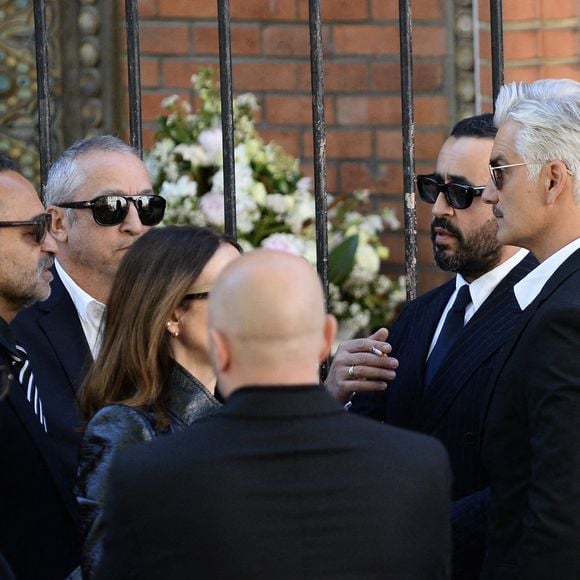 De nombreuses personnalités se sont également déplacés pour dire au revoir à leur amie. 

Huski Kihal, Jonathan Cohen et François Vincentelli - Arrivées aux obsèques de Nadia Farès en l'église Saint-Jean-de-Montmartre à Paris, le 24 avril 2026. N.Farès est décédée le 17 avril 2026 quelques jours après un "incident cardiaque" survenu le 12 avril 2026 dans la piscine du complexe sportif, Blanche (9ème).
© Clément Prioli / Bestimage