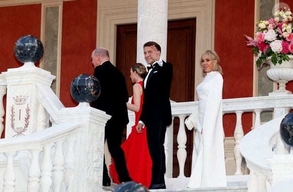 Le prince Albert II de Monaco, La princesse Charlène de Monaco, Le président Emmanuel Macron, Brigitte Macron arrivant au dîner d'état en l'honneur de la visite du couple présidentiel français au palais princier à Monaco le 7 juin 2025.
© Dominique Jacovides / Bestimage