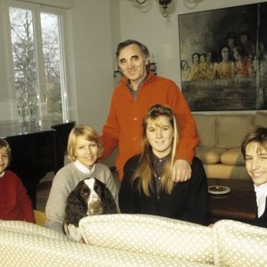 Archives - En Suisse, chez lui dans sa maison de Cologny, Charles Aznavour son fils Nicolas, 8 ans, sa femme Ulla, sa fille Katia, 16 ans, son fils Mischa, 14 ans en février 1986.
Photographe : Michel Ristroph via Bestimage