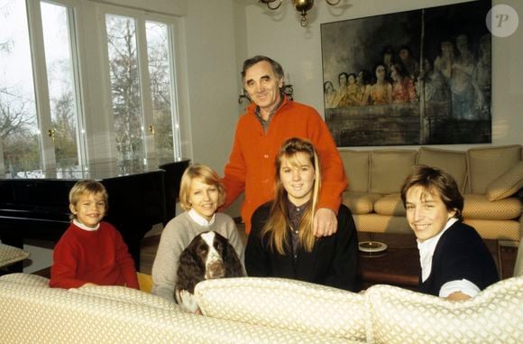 Archives - En Suisse, chez lui dans sa maison de Cologny, Charles Aznavour son fils Nicolas, 8 ans, sa femme Ulla, sa fille Katia, 16 ans, son fils Mischa, 14 ans en février 1986.
Photographe : Michel Ristroph via Bestimage