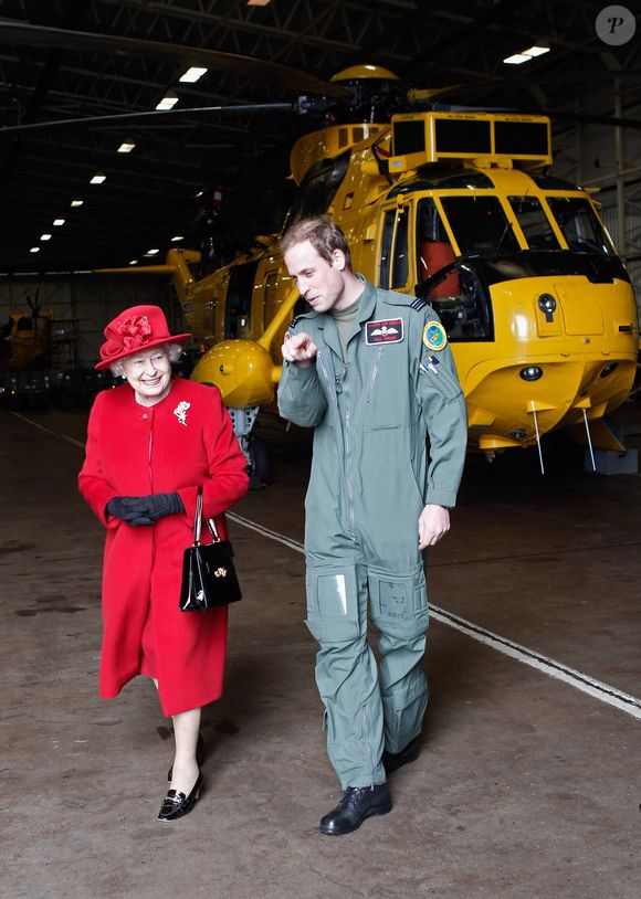 Elizabeth II accueillie par le prince William lors de sa visite à la RAF Valley à Anglesey. Photo par GOFF  / BESTIMAGE