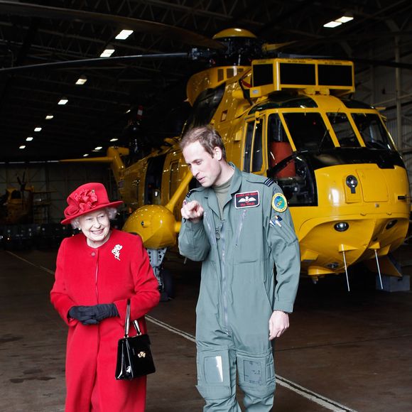 Elizabeth II accueillie par le prince William lors de sa visite à la RAF Valley à Anglesey. Photo par GOFF  / BESTIMAGE