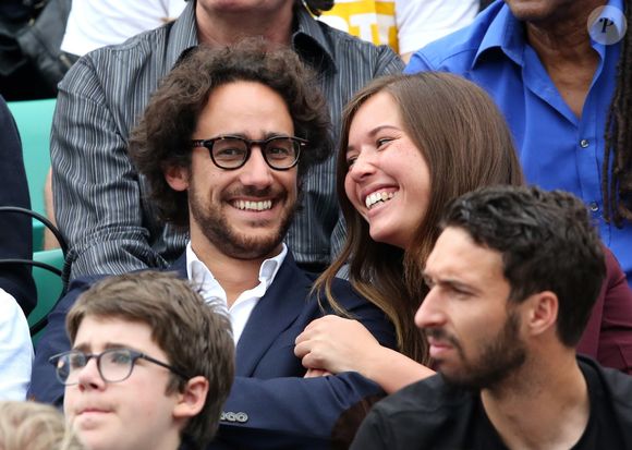 Thomas Hollande et sa compagne Emilie Broussouloux dans les tribunes lors du Tournoi de Roland-Garros (les Internationaux de France de tennis) à Paris, le 28 mai 2016. © Dominique Jacovides/Bestimage