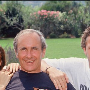 Info du 07/08/2024 - Décès de l'animateur Patrice Laffont à l'âge de 84 ans dans sa maison du Vaucluse mercredi matin - ARCHIVES - PATRICE LAFFONT AVEC SA FILLE AXELLE ET SON FILS A SAINT TROPEZ