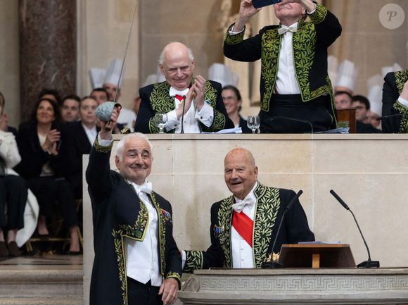 Enfin, Marc Ladreit de Lacharrière lui a officiellement remis son épée personnalisée, la qualifiant avec humour d'accessoire digne d'un véritable "empereur de la gastronomie française".

Guy Savoy, Marc Ladreit de Lacharrière - Le chef français multi étoile, Guy Savoy, vient d'être officiellement installé comme membre de l'Académie des Beaux-Arts. 

© Julien Sarkissian/Bestimage