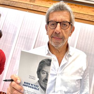 Michel Cymes lors de la 40ème Foire du Livre de Brive à Brive-la-Gaillarde, France, le 5 novembre 2022. © Fabien Faure/Bestimage