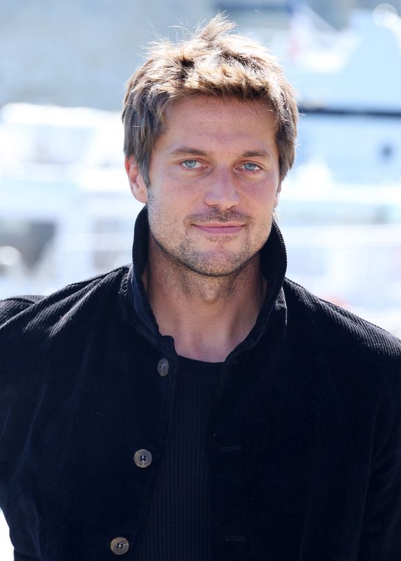 Lucas Bravo au photocall de la série "Merteuil" lors du 27ème Festival de la Fiction de la Rochelle, le 18 septembre 2025.
© Denis Guignebourg / Bestimage