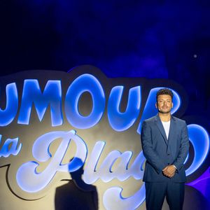 Kev Adams durant l'enregistrement de la seconde soirée de "L'humour à la plage" pour la 3eme édition du festival de Juan les Pins à la pinède Gould le 27 juin 2026. © Jack Tribeca/Bestimage