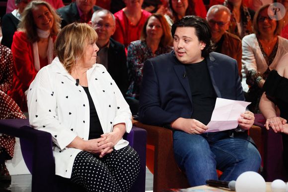 Exclusif - Enzo Gaccio lit une lettre à sa mère Michèle Bernier lors de l'enregistrement de l'émission "Famille je vous aime" présentée par M. Drucker et qui sera diffusée le 13 juin 2025 sur France 3, aux Studios rive gauche à Paris, France, le 14 avril 2025. © Clovis-Gaffiot/Bestimage
Tout au long de sa carrière, Michel Drucker a interviewé les parents de ses invités pour comprendre leur parcours. Il a tissé des liens avec chacune de leur famille. Voilà comment est née l'idée de " Famille je vous aime ".

Cette émission diffusée en prime time sur France 3, entre la Fête des Mères et la Fête des Pères, a pour thème principal la transmission.

La famille a toujours inspiré les artistes que ce soit en chanson ou en humour. Gad Elmaleh, le parrain de cette première émission sera accompagné de Régine et David, ses parents. Il y aura également Dany Brillant, Anne Roumanoff, Roman Doduick et leur maman, Michèle Bernier, Laurent Voulzy, Gérard Lanvin, Louis Chedid, Michel et Beatrice Leeb et leurs enfants, mais aussi David Hallyday et Olivier de Benoist dont les récents spectacles abordent ce sujet.

Entre émotion et fous rires, nous n'avons pas fini d'aimer ces drôles de Familles !
