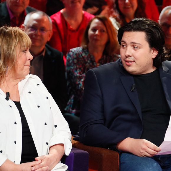 Exclusif - Enzo Gaccio lit une lettre à sa mère Michèle Bernier lors de l'enregistrement de l'émission "Famille je vous aime" présentée par M. Drucker et qui sera diffusée le 13 juin 2025 sur France 3, aux Studios rive gauche à Paris, France, le 14 avril 2025. © Clovis-Gaffiot/Bestimage
Tout au long de sa carrière, Michel Drucker a interviewé les parents de ses invités pour comprendre leur parcours. Il a tissé des liens avec chacune de leur famille. Voilà comment est née l'idée de " Famille je vous aime ".

Cette émission diffusée en prime time sur France 3, entre la Fête des Mères et la Fête des Pères, a pour thème principal la transmission.

La famille a toujours inspiré les artistes que ce soit en chanson ou en humour. Gad Elmaleh, le parrain de cette première émission sera accompagné de Régine et David, ses parents. Il y aura également Dany Brillant, Anne Roumanoff, Roman Doduick et leur maman, Michèle Bernier, Laurent Voulzy, Gérard Lanvin, Louis Chedid, Michel et Beatrice Leeb et leurs enfants, mais aussi David Hallyday et Olivier de Benoist dont les récents spectacles abordent ce sujet.

Entre émotion et fous rires, nous n'avons pas fini d'aimer ces drôles de Familles !