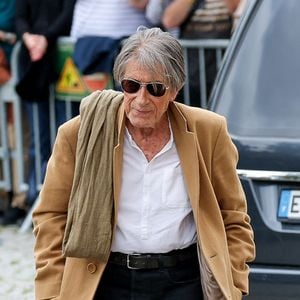 Jacques Dutronc et son fils Thomas Dutronc - Arrivées aux obsèques de l'auteure-compositrice-interprète et actrice française Françoise Hardy au crématorium du cimetière du Père-Lachaise à Paris, France, le 20 juin 2024. © Jacovides-Moreau/Bestimage