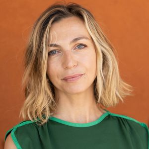 Depuis plus de dix ans, Amélie Étasse incarne Camille dans "Scènes de ménages", un rôle qui a largement marqué sa carrière.

Amélie Etasse au village lors des Internationaux de France de tennis de Roland-Garros
© Moreau / Jacovides / Bestimage