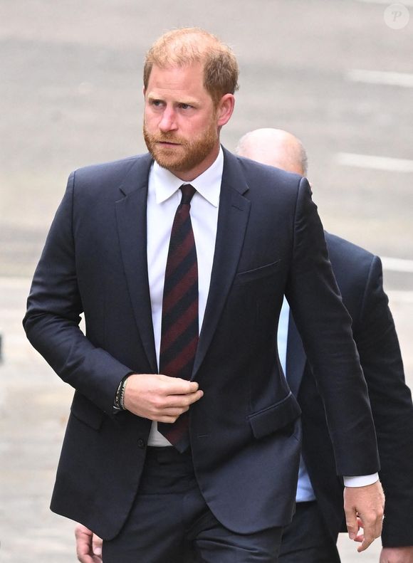 Il a dit souhaiter une "réconciliation" avec sa famille et regretter de ne pouvoir revenir au Royaume-Uni avec sa femme et ses deux enfants.

Le prince Harry, duc de Sussex au 2ème jour de son appel de la décision de la Haute Cour sur la question de savoir s'il a droit à des gardes du corps armés payés par le contribuable, le 9 avril 2025.

Photo : Backgrid UK/ Bestimage