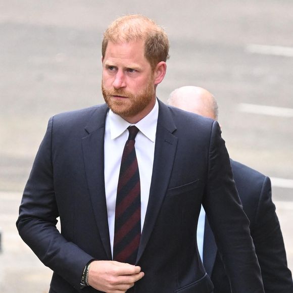 Il a dit souhaiter une "réconciliation" avec sa famille et regretter de ne pouvoir revenir au Royaume-Uni avec sa femme et ses deux enfants.

Le prince Harry, duc de Sussex au 2ème jour de son appel de la décision de la Haute Cour sur la question de savoir s'il a droit à des gardes du corps armés payés par le contribuable, le 9 avril 2025.

Photo : Backgrid UK/ Bestimage