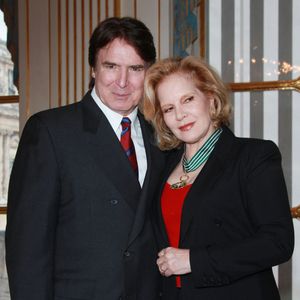 Après un coup de foudre immédiat, le couple a officiellement scellé son amour trois ans plus tard, le 2 juin 1984.

Sylvie Vartan et son mari Tony Scotti assistent à la cérémonie de remise de la médaille de Commandeur de l'Ordre des arts et des lettres par le ministre français de la Culture Frédéric Mitterrand au siège du ministère de la Culture, à Paris, France. Photo par Denis Guignebourg/Abaca