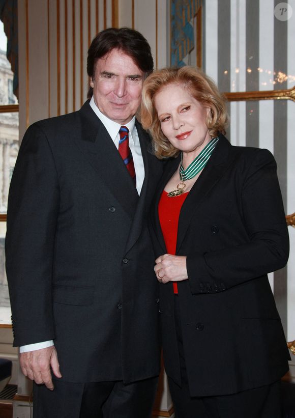 Après un coup de foudre immédiat, le couple a officiellement scellé son amour trois ans plus tard, le 2 juin 1984.

Sylvie Vartan et son mari Tony Scotti assistent à la cérémonie de remise de la médaille de Commandeur de l'Ordre des arts et des lettres par le ministre français de la Culture Frédéric Mitterrand au siège du ministère de la Culture, à Paris, France. Photo par Denis Guignebourg/Abaca