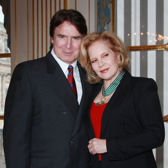 Après un coup de foudre immédiat, le couple a officiellement scellé son amour trois ans plus tard, le 2 juin 1984.

Sylvie Vartan et son mari Tony Scotti assistent à la cérémonie de remise de la médaille de Commandeur de l'Ordre des arts et des lettres par le ministre français de la Culture Frédéric Mitterrand au siège du ministère de la Culture, à Paris, France. Photo par Denis Guignebourg/Abaca