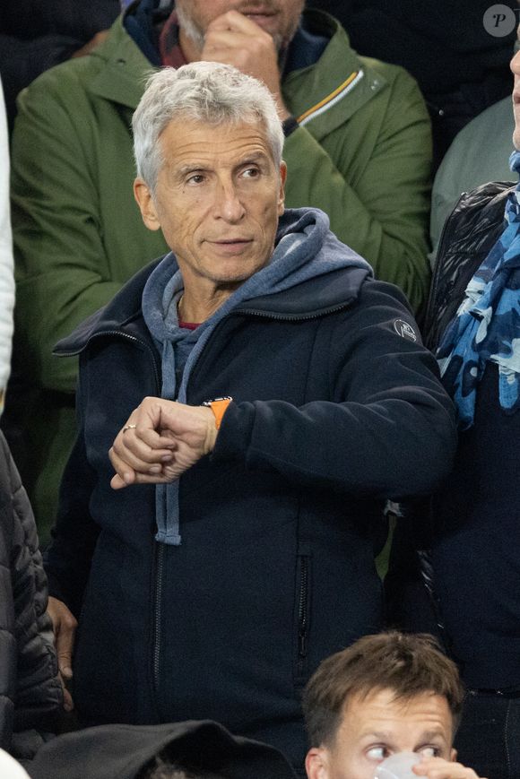 Nagui - Célébrités dans les tribunes du match de Ligue des Champions entre le PSG contre le Bayern de Munich (1-2) au Parc des Princes à Paris le 4 novembre 2025. © Cyril Moreau/Bestimage