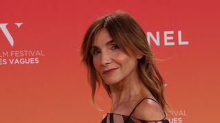 Après des retrouvailles en Corse avec Emmanuel-Philibert de Savoie, Clotilde Courau s’envole pour une autre île européenne