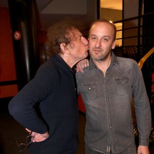 Exclusif - Alain Souchon entre ses fils Ours et Pierre en backstage du 16ème Gala de la Fondation  Recherche Alzheimer à l’Olympia, le 20 mars 2023. © Bertrand Rindoff Petroff / Bestimage