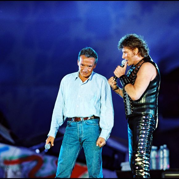 Archives - Johnny Hallyday sur scène en duo avec Michel Sardou au Parc des princes en 1993