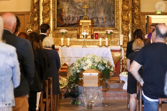Cercueil de la défunte lors de la cérémonie d'obsèques de Chantal Nobel en l'église Notre-Dame de l'Assomption à Ramatuelle, France, le 7 mai 2026. © Franz Chavaroche/Bestimage