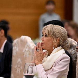 Brigitte Macron lors d'un dîner d'État au Centre international des congrès de Hanoi, au Vietnam, le 26 mai 2025. © Jeanne Accorsini / Pool / Bestimage