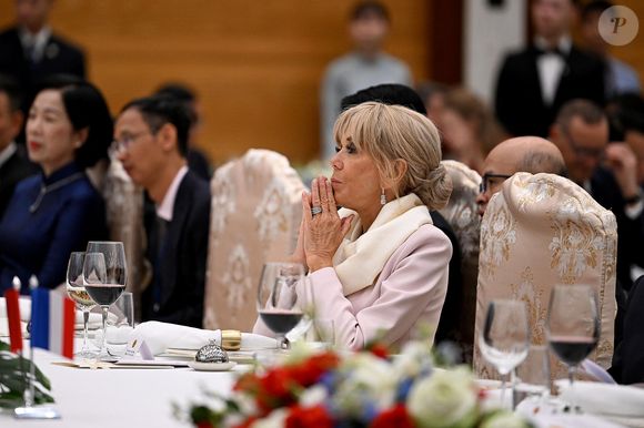 Brigitte Macron lors d'un dîner d'État au Centre international des congrès de Hanoi, au Vietnam, le 26 mai 2025. © Jeanne Accorsini / Pool / Bestimage