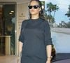 Ce mercredi 21 mai 2025, rebelote ! Rihanna a à nouveau été aperçue, dans les rues de Cannes. Cette fois-ci, c'est seule, entourée de ses gardes du corps, que l'interprète d'"Umbrella" s'est accordée une petite séance de shopping.
Rihanna brave la frénésie médiatique, à Cannes, en marge du festival du film, à l'occasion d'une séance de shopping en solo, et entre dans une boutique Messika, le 21 mai 2025. Backgrid USA / Bestimage