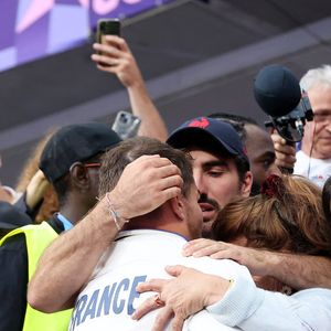 Un bel hommage à sa mère, Marie-Pierre Galès.

Antoine Dupont avec son frére et sa mére - Podium - La France remporte la finale en Rugby à 7 après sa victoire face à Fidji (et sa première médaille d'or) lors des Jeux Olympiques (JO) de Paris 2024 au Stade de France à Saint-Denis, Seine Saint-Denis, France, le 27 juillet 2024. © Jacovides-Perusseau/Bestimage