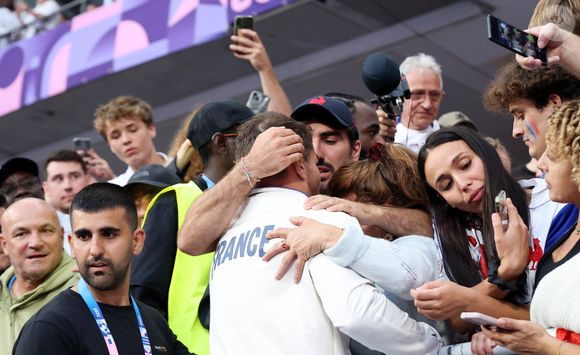 Un bel hommage à sa mère, Marie-Pierre Galès.

Antoine Dupont avec son frére et sa mére - Podium - La France remporte la finale en Rugby à 7 après sa victoire face à Fidji (et sa première médaille d'or) lors des Jeux Olympiques (JO) de Paris 2024 au Stade de France à Saint-Denis, Seine Saint-Denis, France, le 27 juillet 2024. © Jacovides-Perusseau/Bestimage