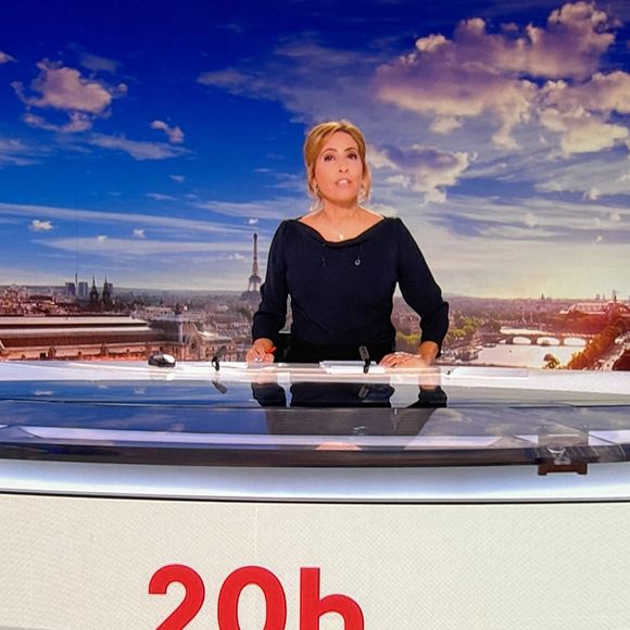Lé Salamé a tout d'abord déclaré : "C'est normal qu'on rende des comptes, puisque c'est de l'argent public".

Captures d'écran de Léa Salamé qui présente son premier journal de 20 heures sur France 2.

Photo : Alain Guizard / Bestimage