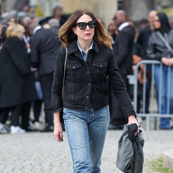 Elsa Zylberstein aux arrivées des obsèques d'Emilie Dequenne au cimetière Père Lachaise à Paris, France, le 26 mars 2025. © Cyril Moreau/Bestimage