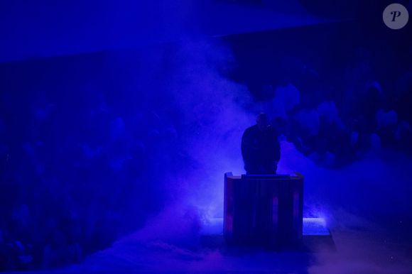 En écoutant ses chansons, il l'a finalement trouvée "très fraîche", comme il l'a confié au "Parisien".

Kavinsky lors de la cérémonie de clôture des Jeux Olympiques de Paris 2024 au stade de France à Saint-Denis, le 11 août 2024. 

Photo : Baptiste Autissier / Panoramic / Bestimage