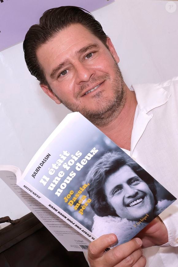 Exclusif - Julien Dassin - Les écrivains de la 37ème édition du salon du livre de Cosne-Cours-sur-Loire le 1er juin 2025.

© Cédric Perrin / Bestimage