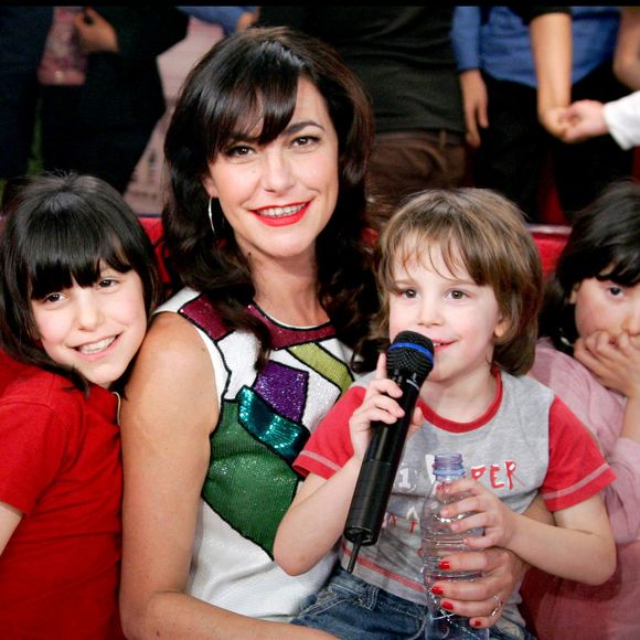 Lio et ses enfants à l'enregistrement de l'émission "Vivement Dimanche".

Photo : Guillaume Gaffiot / Bestimage