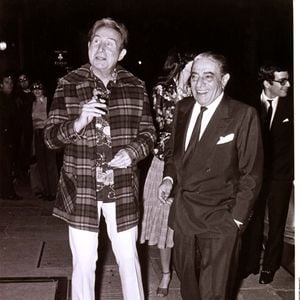 Aristote Onassis et Charles Trenet dans la rue 1998 Agence / Bestimage.
