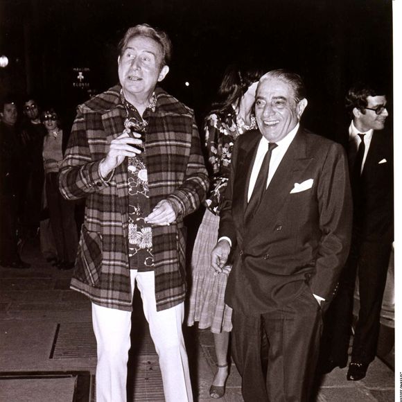 Aristote Onassis et Charles Trenet dans la rue 1998 Agence / Bestimage.