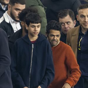 Jamel Debbouze et son fils Léon - People dans les tribunes du quart de finale de la coupe de France de football entre le Paris Saint-Germain et l'OGC Nice (3-1) au Parc des Princes à Paris le 13 mars 2024. © Cyril Moreau/Bestimage