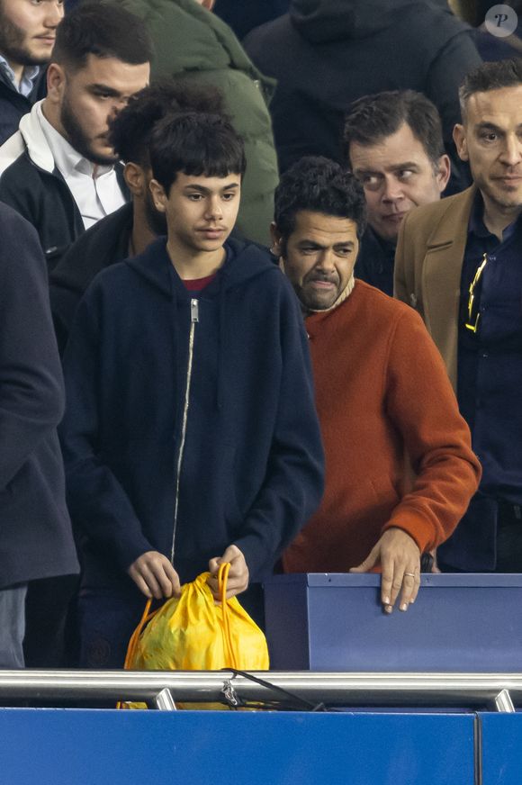 Jamel Debbouze et son fils Léon - People dans les tribunes du quart de finale de la coupe de France de football entre le Paris Saint-Germain et l'OGC Nice (3-1) au Parc des Princes à Paris le 13 mars 2024. © Cyril Moreau/Bestimage