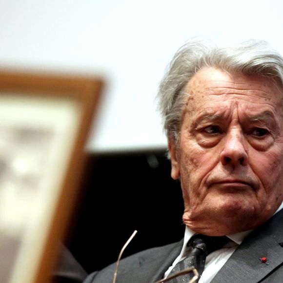 Cette cérémonie se déroulera en début d'après-midi, le 18 août 2025, en présence des autorités locales, mais uniquement sur invitations, sans public. 

Alain Delon a raconté son amitié, son amour, sa passion pour le Général de Gaulle, devant la presse réunie au Mémorial de Colombey-les-Deux-Églises, le 17 Juin 2016. © Dominique Jacovides/Bestimage