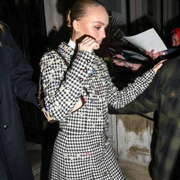 L’anorexie mentale, rappelle l’Assurance Maladie, est un trouble alimentaire grave qui s’installe insidieusement et nécessite un repérage précoce pour éviter les complications. 

Londres, ROYAUME-UNI - Lily-Rose Depp, élégante dans une tenue Chanel, quitte la projection de son nouveau film « Nosferatu » à Soho Square, à Londres. Backgrid UK/ Bestimage