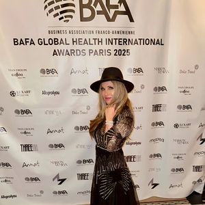 Hélène Ségara porte une robe Christophe Guillarmé pour la cérémonie BAFA Paris Franco Arménienne à l'Intercontinental Paris le 21 novembre 2025. Crédit Christophe Guillarmé via Bestimage