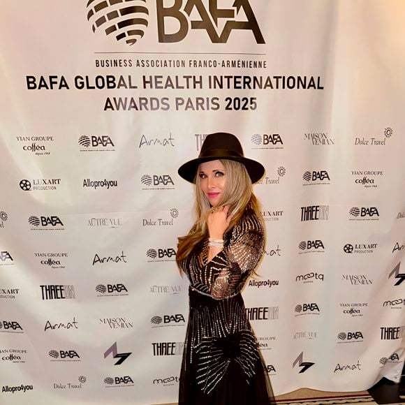 Hélène Ségara porte une robe Christophe Guillarmé pour la cérémonie BAFA Paris Franco Arménienne à l'Intercontinental Paris le 21 novembre 2025. Crédit Christophe Guillarmé via Bestimage