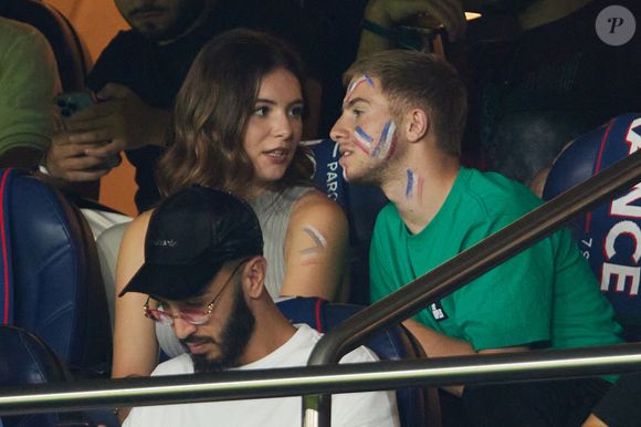 Elsa Bois et son compagnon Michou dans les tribunes lors du match amical - France - Irlande (2-0) lors des matchs qualificatifs à l'Euro 2024 au Parc des Prince à Paris le 7 septembre 2023. © Cyril Moreau/Bestimage