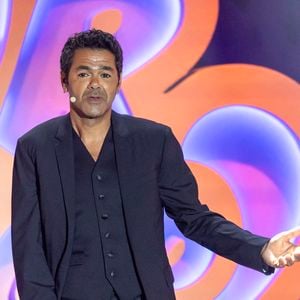 En réaction aux événements survenus à Trappes, la ville de son enfance

Exclusif - Jamel Debbouze durant l'enregistrement de la seconde soirée de "L'humour à la plage" pour la 3eme édition du festival de Juan les Pins à la pinède Gould le 27 juin 2026. C'est l'humoriste français Kev Adams qui a initié et mis en scène ce festival dans la ville de ses grand-parents où il a passé ses vacances quand il était plus jeune. Après le succès des éditions précédentes, TF1 et Kev Adams donnent rendez-vous au public pour des soirée d’humour inédite et festive. Cette année, deux soirées spectacle ont été programmées avant l'enregistrement des deux shows télévisiés. C'est Nino Arial, avec son one man "Pas Comme Eux" qui a ouvert le Festival suivi, suivi le lendemain par Fabrice Eboué et son spectacle "Solitudes". Tourné face à la mer, dans l’écrin magique de la pinède Gould à Juan-les-Pins, « L’Humour à la Plage » revient pour une 3e édition encore plus ambitieuse : un grand show à ciel ouvert, pour rire ensemble et démarrer l’été en beauté. Une carte postale en guise de scène avec une ambiance unique. Imaginé comme une véritable fête de l’humour à ciel ouvert, sous les pins, les pieds dans le sable et la tête dans les étoiles, « L’Humour à la Plage » rassemble le temps d’un soir les plus grands noms de l’humour avec des duos inédits, des sketchs exclusifs, des impros, des happenings, des surprises… et une énergie communicative portée par un public survolté. Une programmation exceptionnelle qui donne le sourire. Diffusée le 27 août sur TF1. © Jack Tribeca/Bestimage
