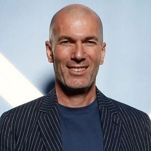 Vingt ans après sa retraite, Zinédine Zidane toucherait encore 7 à 12 millions d'euros par an.

Zinédine Zidane - Soirée de lancement du parfum Montblanc "Legend Blue" au Victoria à Paris. © Rachid Bellak/Bestimage