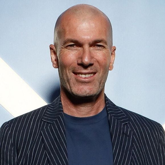 Vingt ans après sa retraite, Zinédine Zidane toucherait encore 7 à 12 millions d'euros par an.

Zinédine Zidane - Soirée de lancement du parfum Montblanc "Legend Blue" au Victoria à Paris. © Rachid Bellak/Bestimage